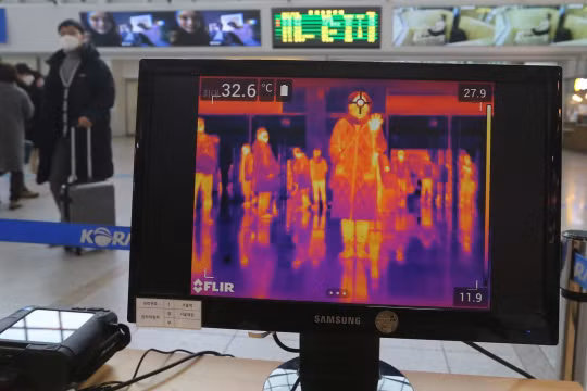 Dịch bệnh COVID-19 đang lây lan rất nhanh ra nhiều quốc gia ngoài Trung Quốc (Ảnh: AP).