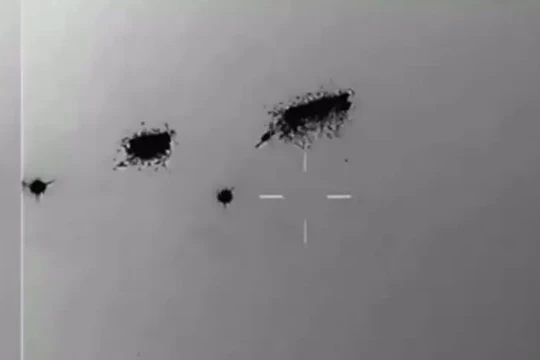Camera nhiệt ghi lại hình ảnh hai "đĩa bay" dường như nổ tung sau khi trúng tên lửa nhưng sau đó vẫn không hề hấn gì (Ảnh: Worldjournal)