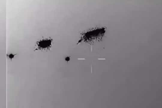 Camera nhiệt ghi lại hình ảnh hai "đĩa bay" dường như nổ tung sau khi trúng tên lửa nhưng sau đó vẫn không hề hấn gì (Ảnh: Worldjournal)