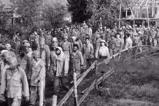 Tù binh Pháp bị bắt ở Điện Biên Phủ (Ảnh: Thepaper).