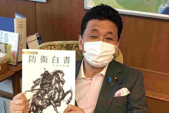 Bộ trưởng Quốc phòng Nhật Bản Nobuo Kishi với cuốn Sách Trắng Quốc phòng 2021 trên tay (Ảnh: Twitter).