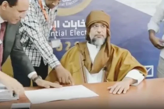 Ông Saif đăng kí tranh cử Tổng thống Libya tại thành phố Sabha hôm 14/11 (Ảnh: Yahoo).