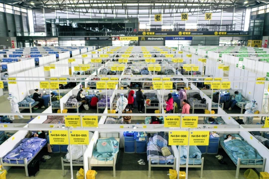 Trung tâm Hội chợ triển lãm quốc tế Thượng Hải được trưng dụng làm bệnh viện dã chiến điều trị bệnh nhân COVID-19 (Ảnh: Singtao).