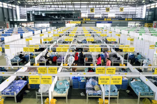 Trung tâm Hội chợ triển lãm quốc tế Thượng Hải được trưng dụng làm bệnh viện dã chiến điều trị bệnh nhân COVID-19 (Ảnh: Singtao).