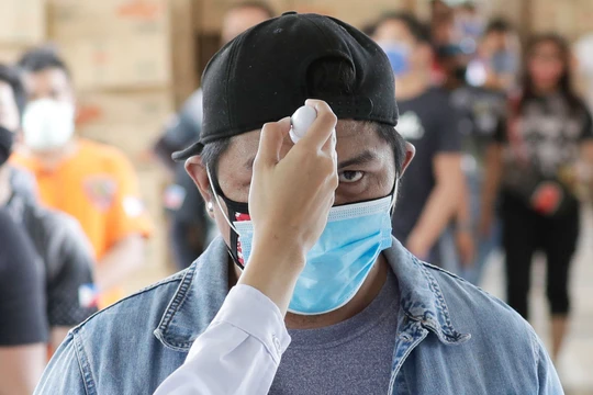 Số người bị nhiễm COVID-19 tại 198 quốc gia và vùng lãnh thổ trên thế giới đã hơn 422 ngàn (Ảnh: AP).