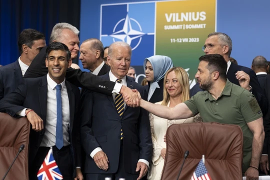 Viện trợ vũ khí cho Ukraine và lo ngại nguy cơ xảy ra chiến tranh khiến chi tiêu quốc phòng của các nước phương Tây tăng lên mức kỷ lục (Ảnh: AP)