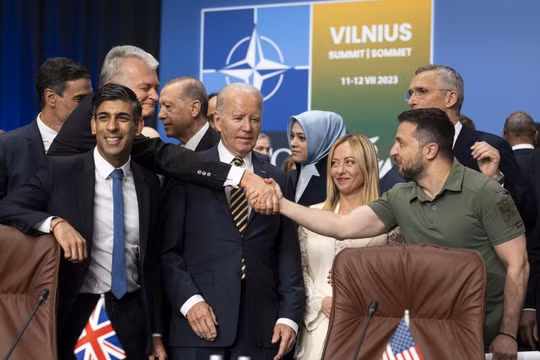 Viện trợ vũ khí cho Ukraine và lo ngại nguy cơ xảy ra chiến tranh khiến chi tiêu quốc phòng của các nước phương Tây tăng lên mức kỷ lục (Ảnh: AP)