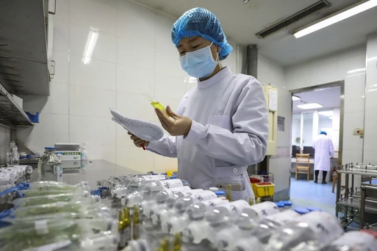 Các chuyên gia Thượng Hải khuyến nghị sử dụng Đông Tây y kết hợp để điều trị COVID-19 (Ảnh: Tân Hoa xã).