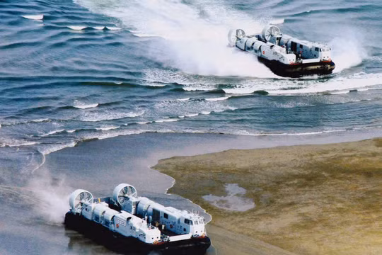 Gần đây Trung Quốc liên tiếp tiến hành các cuộc tập trận nhằm vào Đài Loan. Trong ảnh: tàu cao tốc đệm khí tập đổ bộ chiếm đảo (Ảnh: Đa Chiều).