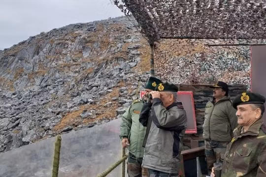 Tổng Thamm]u trưởng quân đội Ấn Độ Manoj Naravane hôm 7/8 đã kết thúc chuyến thị sát khu vực biên giới Trung - Ấn 2 ngày, yêu cầu các chỉ huy chiến trường chuẩn bị cho mọi tình huống bất trắc và duy trì trạng thái chuẩn bị chiến đấu cao nhất (Ảnh: Sohu).