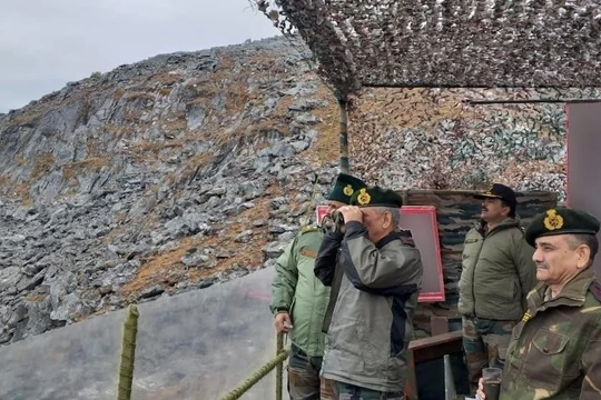 Tổng Thamm]u trưởng quân đội Ấn Độ Manoj Naravane hôm 7/8 đã kết thúc chuyến thị sát khu vực biên giới Trung - Ấn 2 ngày, yêu cầu các chỉ huy chiến trường chuẩn bị cho mọi tình huống bất trắc và duy trì trạng thái chuẩn bị chiến đấu cao nhất (Ảnh: Sohu).