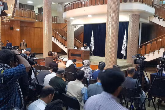 Người phát ngôn Taliban tổ chức họp báo công bố danh sách chính phủ lâm thời Afghanistan (Ảnh: AP).