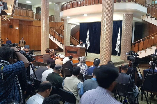 Người phát ngôn Taliban tổ chức họp báo công bố danh sách chính phủ lâm thời Afghanistan (Ảnh: AP).