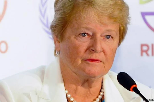 Bà Brundtland, cựu Tổng giám đốc WHO đã phê phán Trung Quốc trì hoãn thông báo dịch và châu Âu phạm sai lầm đánh giá thấp virus (Ảnh: Deutsche Welle).