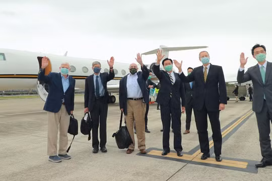 Ông Ngô Chiêu Nhiếp (thứ 3, phải sang) đón phái đoàn do ông Joe Biden cử sang tại sân bay (Ảnh:Twitter@MOFA Taiwan).