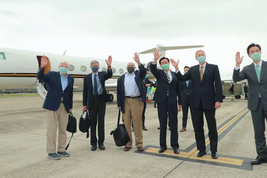 Ông Ngô Chiêu Nhiếp (thứ 3, phải sang) đón phái đoàn do ông Joe Biden cử sang tại sân bay (Ảnh:Twitter@MOFA Taiwan).