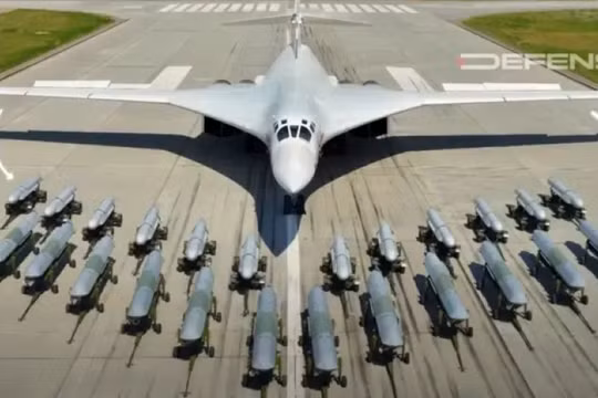 Máy bay ném bom chiến lược Tu-160 và vũ khí mang theo. Ảnh: Defense.