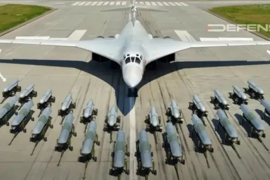Máy bay ném bom chiến lược Tu-160 và vũ khí mang theo. Ảnh: Defense.