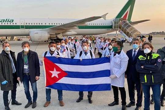 Các nhân viên y tế Cuba tới giúp Italy chống dịch hồi tháng 3/2020 được đánh giá cao (Ảnh: kknews).