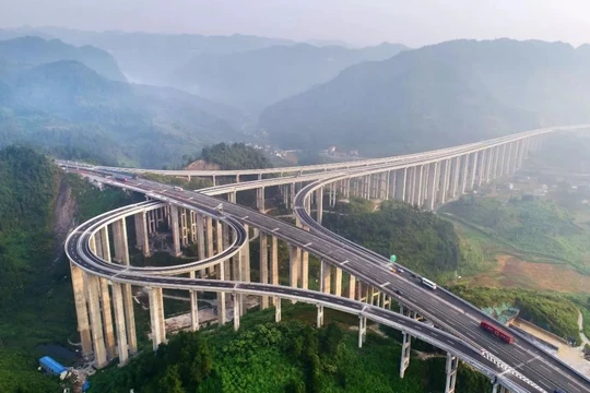Năm 1988, Trung Quốc mới có 20 km đường cao tốc đầu tiên, nay đã có 183.600 km, đứng đầu thế giới. Ảnh: Sina.