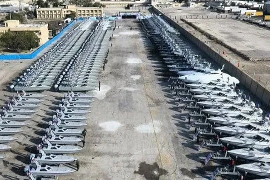 Ngày 8/2 Hải quân Iran tiếp nhận thêm 340 chiếc xuồng cao tốc mang tên lửa (Ảnh: Newtoday).