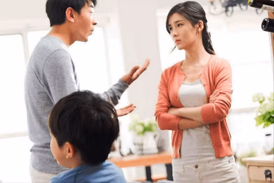 Trong các cuộc hôn nhân kiểu AA, phần thiệt luôn nghiêng về phía người vợ và con cái. Ảnh: Sohu.