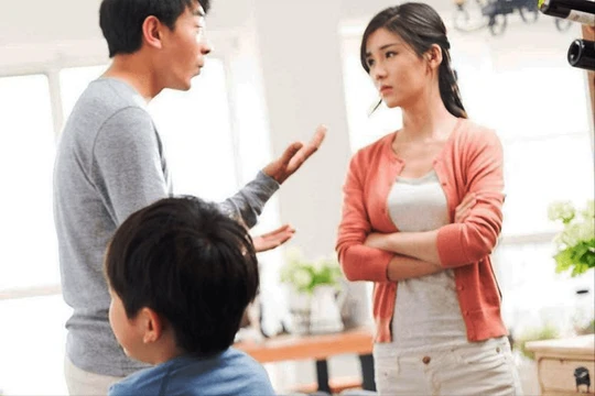 Trong các cuộc hôn nhân kiểu AA, phần thiệt luôn nghiêng về phía người vợ và con cái. Ảnh: Sohu.