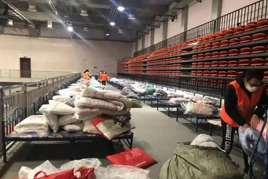 Trong 2 ngày 3 và 4/2, thành phố Vũ Hán đã lập thêm 11 bệnh viện tạm mới để thu nhận điều trị tập trung các bệnh nhân nhẹ đang phải cách ly tại gia đình (Ảnh: Guancha)