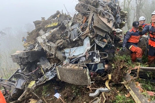 Hiện trường chiếc UH-60M bị rơi khiến Tổng Tham mưu trưởng và 7 sĩ quan quân đội Đài Loan tử nạn. (Ảnh: Đông Phương)