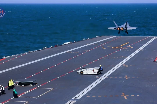 Máy bay tiêm kích tàng hình J-35 cất cánh bằng máy phóng điện từ. Ảnh: Xinhua.