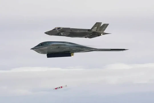 Máy bay ném bom chiến lược B-2A thử nghiệm thả bom Quicksink trên vùng biển Na Uy. Ảnh: TMZ.