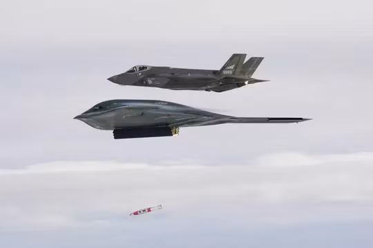 Máy bay ném bom chiến lược B-2A thử nghiệm thả bom Quicksink trên vùng biển Na Uy. Ảnh: TMZ.