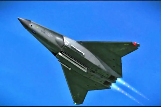 Ảnh chụp chiếc J-50 khi tăng tốc. Ảnh: Guancha.