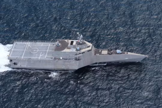 Ngày 25/1,Hải quân Mỹ đã cho tàu chiến đấu biển gần USS Montgomery vào gần các đảo nhân tạo Trung Quốc bồi đắp trái phép ở quần đảo Trường Sa thuộc chủ quyền Việt Nam (Ảnh: The Japan Times).