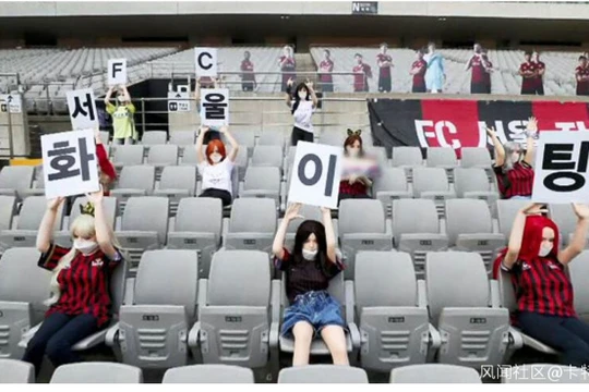 Vì đặt các hình nộm này làm khán giả trên sân, Seoul FS đã bị phạt 100 triệu won (Ảnh: Guancha).