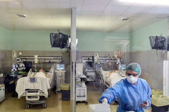 Dịch bệnh COVID-19 đang hoành hành ở khắp châu Âu (Ảnh: AP).