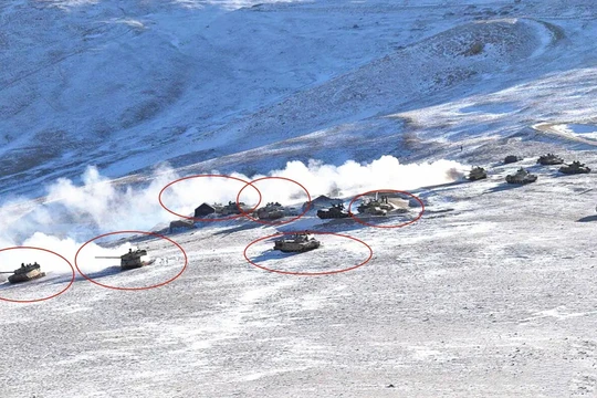 Xe tăng của PLA rút khỏi vị trí đóng quân ven hồ Pangong hôm 10/2 (Ảnh: Dwnews).