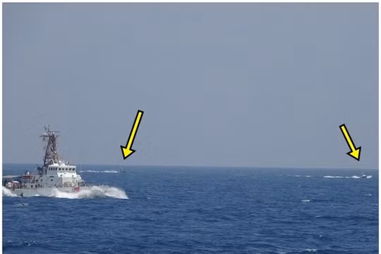 Các tàu cao tốc Iran (mũi tên) tiếp cận tàu Mỹ (Ảnh: Đông Phương).