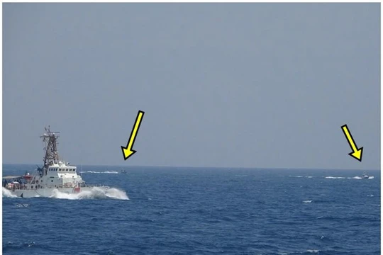 Các tàu cao tốc Iran (mũi tên) tiếp cận tàu Mỹ (Ảnh: Đông Phương).