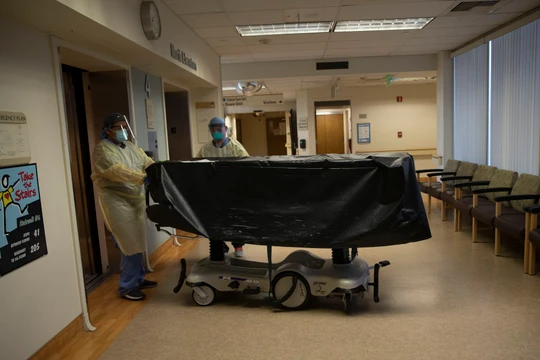 Dịch bệnh COVID-19 lây lan mạnh ở Mỹ đã khiến hơn 12.45 triệu người nhiễm bệnh và hơn 262 ngàn người chết. Trong ảnh: nhân viên một bệnh viện ở California vận chuyển thi thể bệnh nhân COVID-19 bị chết (Ảnh: AP).