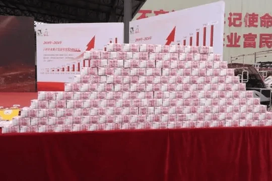 "Núi tiền" Công ty Lục Năng, Giang Tây dùng để phát thưởng Tết cho nhân viên. Ảnh: Singtao.