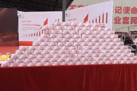 "Núi tiền" Công ty Lục Năng, Giang Tây dùng để phát thưởng Tết cho nhân viên. Ảnh: Singtao.