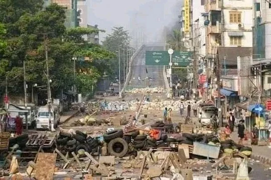 Đường phố Yangon dẫn vào khu công nghiệp Hlaing Thaya đầy chướng ngại vật do người biểu tình dựng lên (Ảnh: Golden Phoenix).