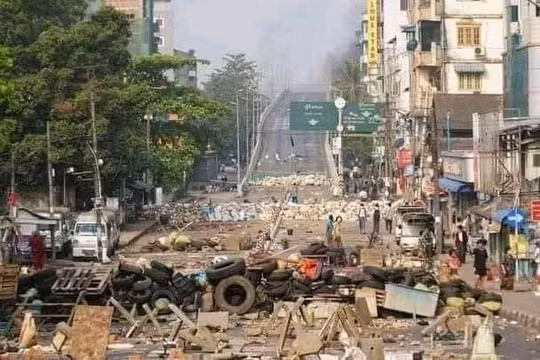 Đường phố Yangon dẫn vào khu công nghiệp Hlaing Thaya đầy chướng ngại vật do người biểu tình dựng lên (Ảnh: Golden Phoenix).