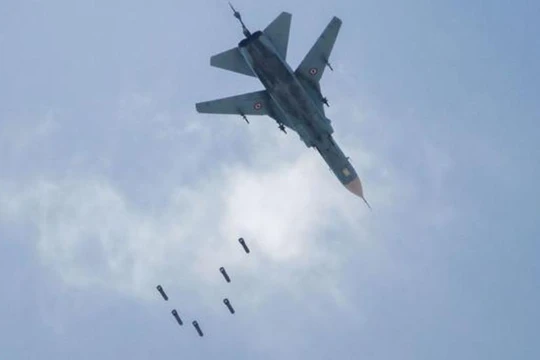 Máy bay Su-24 của quân đội chính phủ Syria ném bom trận địa phòng không của quân đội Thổ Nhĩ Kỳ (Ảnh: Sohu).