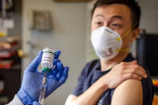 Từ tháng 9 tới nay đã có tới 734 ngàn người ở tỉnh Chiết Giang, Trung Quốc tiêm chủng vaccine SARS-CoV-2 (Ảnh: stock.yahoo).