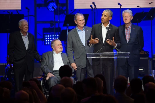 4 cựu Tổng thống Hoa Kỳ B.Clinton, Barak Obama, G.W.Bush, J.Carter (đứng, từ phải qua trái), đã lên tiếng về tình hình biểu tình ở Mỹ hiện nay (Ảnh:AP)