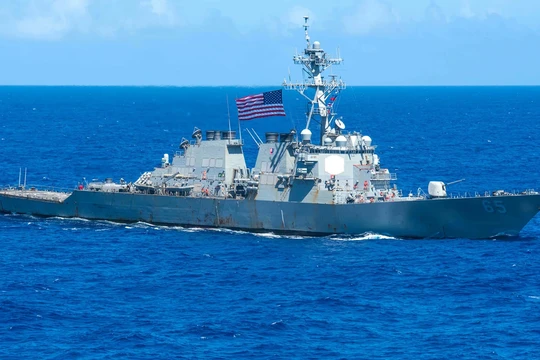 Trong nửa đầu tháng 7, tàu USS Benfold của Mỹ hai lần áp sát các đảo Trung Quốc chiếm đóng trái phép trên Biển Đông (Ảnh: HĐ7).