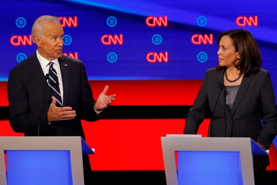 Việc ông Joe Biden mời bà Kamala Harris đứng chung liên danh sẽ tăng cơ hội có thể chiến thắng ông Trump (Ảnh: AP).