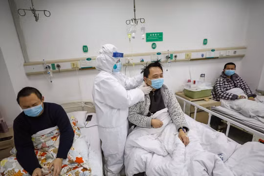 Vũ Hán thực hiện mọi người bệnh đều được đưa vào điều trị tập trung trong các bệnh viện (Ảnh: Đa Chiều)